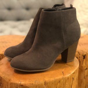 Women's Gap faux suede heeled boot - dark grey/beige - size 9